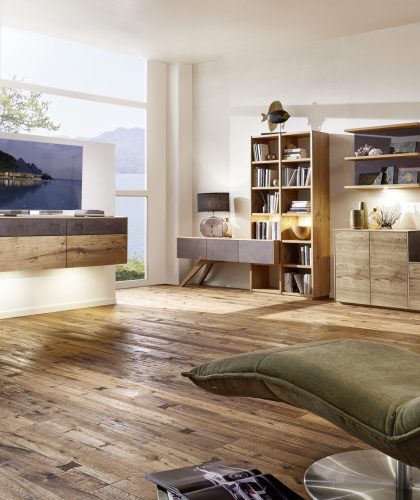 Koje1-2-KW17-Selecto100_Wohnwand_Wildeiche-Barique-geoelt_JPG-300dpi